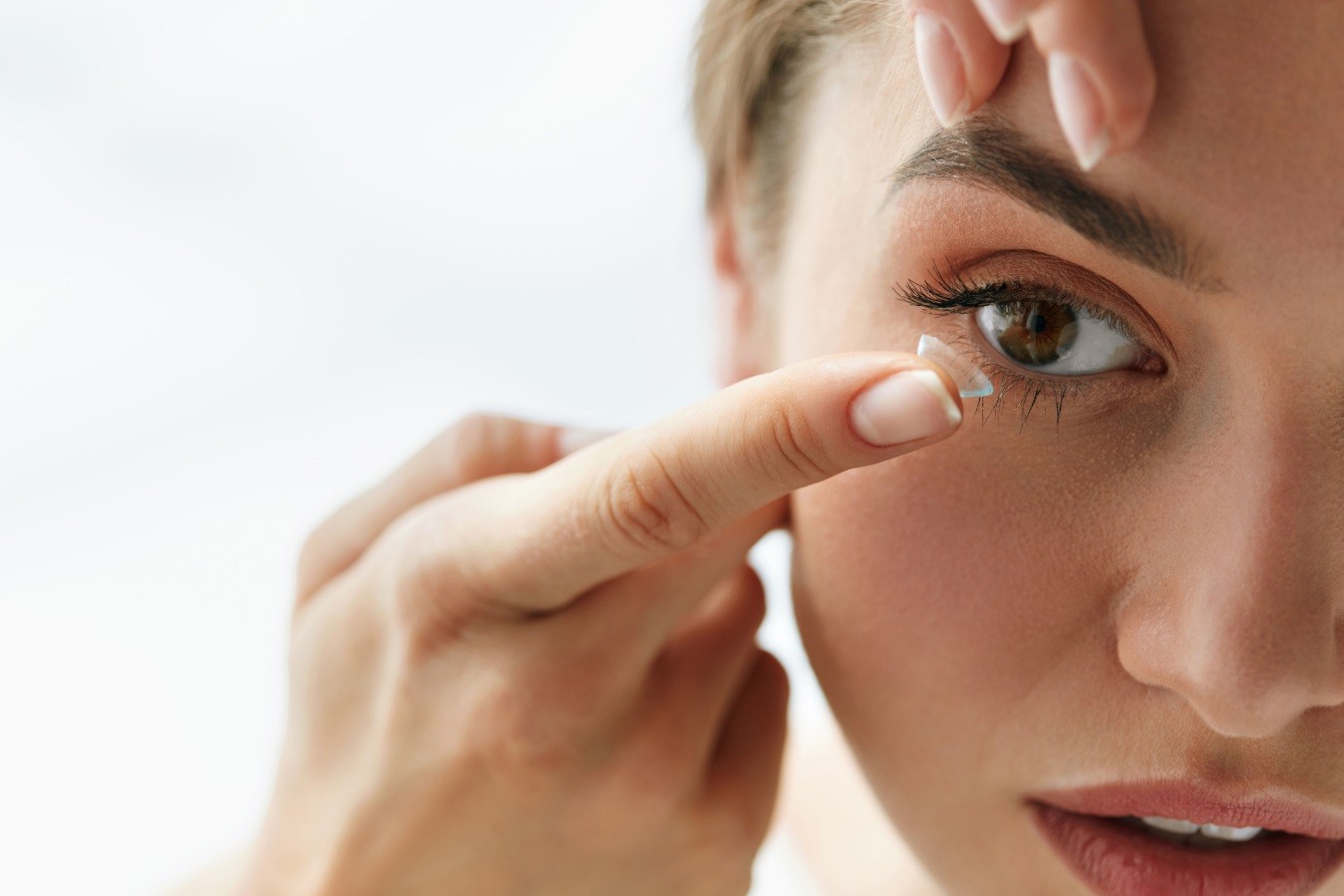 Cuidados con los lentes de contacto al maquillarse